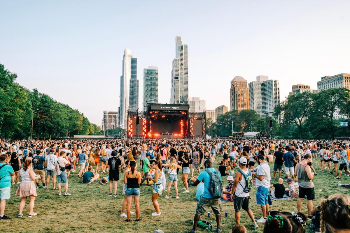 Chicagoans stretching out at Lollapalooza