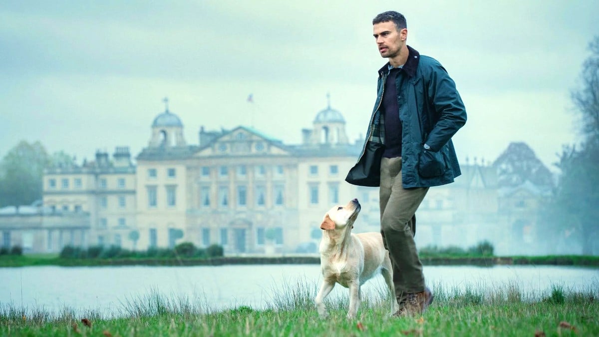 Theo James as Eddie Halstead with his dog in The Gentlemen