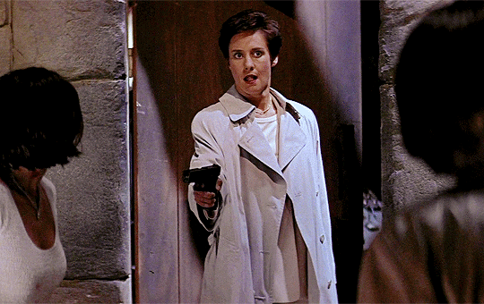 mrs loomis pointing a gun in Scream 2