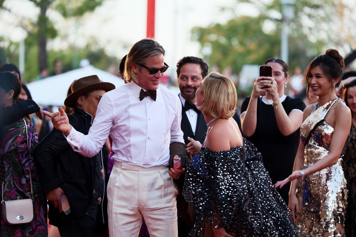 Chris Pine and Florence Pugh looking stylish