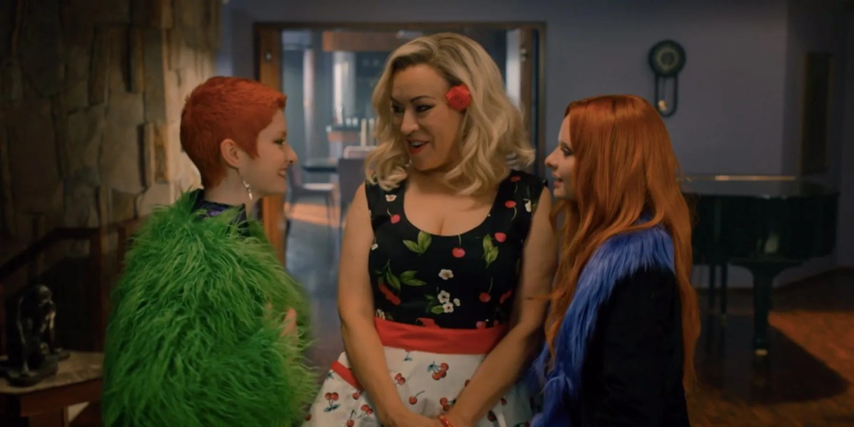 Jennifer Tilly as Tiffany and Lachlan Watson as Glen and Glenda in 'Chucky' season 2