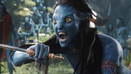 Zoe Saldana's Neytiri wields a dagger while screaming in 'Avatar'