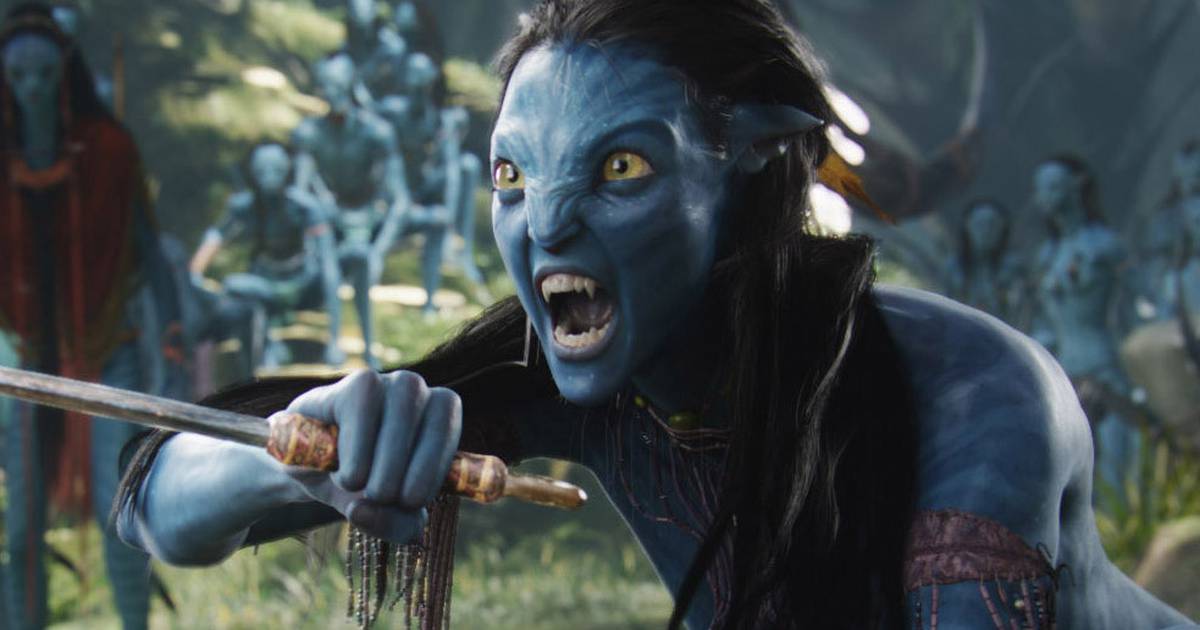 Zoe Saldana's Neytiri wields a dagger while screaming in 'Avatar'