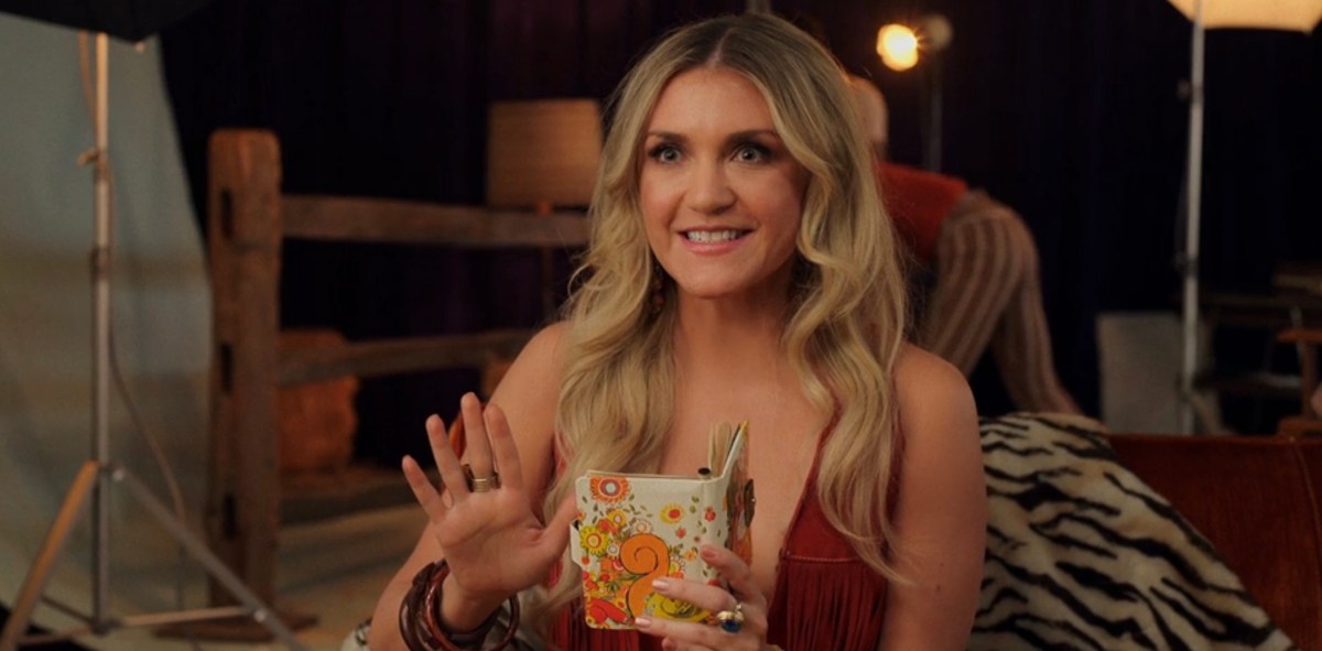 Bambi hold a notebook and smiling in Minx.