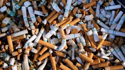 An ashtray full of cigarettes