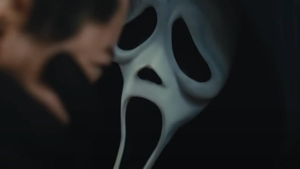 Ghostface grabbing Mindy's face on the subway in Scream VI