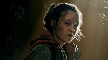 Bella Ramsey standing as Ellie in The Last of Us