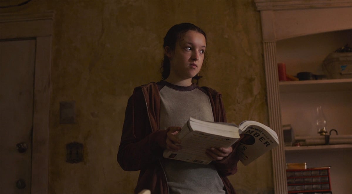 Ellie Williams (Bella Ramsey) holding a book about songs in her hand on 'The Last of Us'