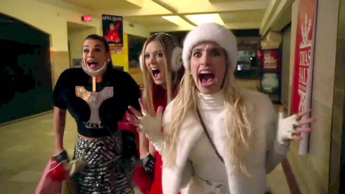 The Chanels freaking out at the mall in Scream Queens season 1