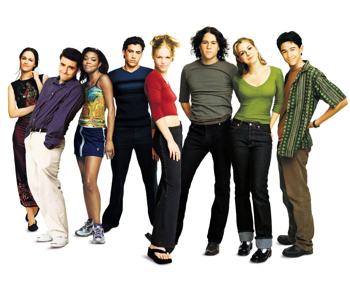 The cast of 10 Things I Hate About You pose together for movie promotional photos.