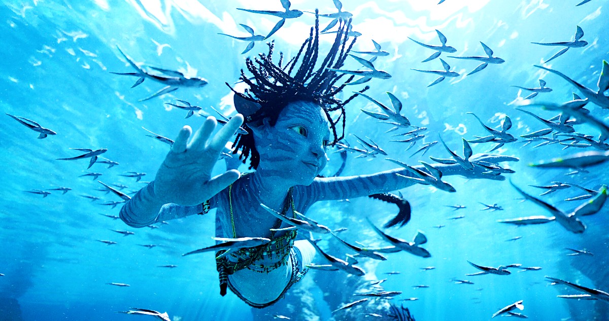 A shot of the CGI Na'vi underwater in Avatar: The Way of Water
