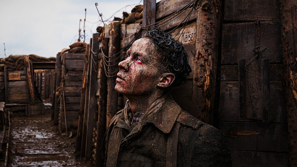 Felix Kammerer as Paul Bäumer in a trench in All Quiet on the Western Front