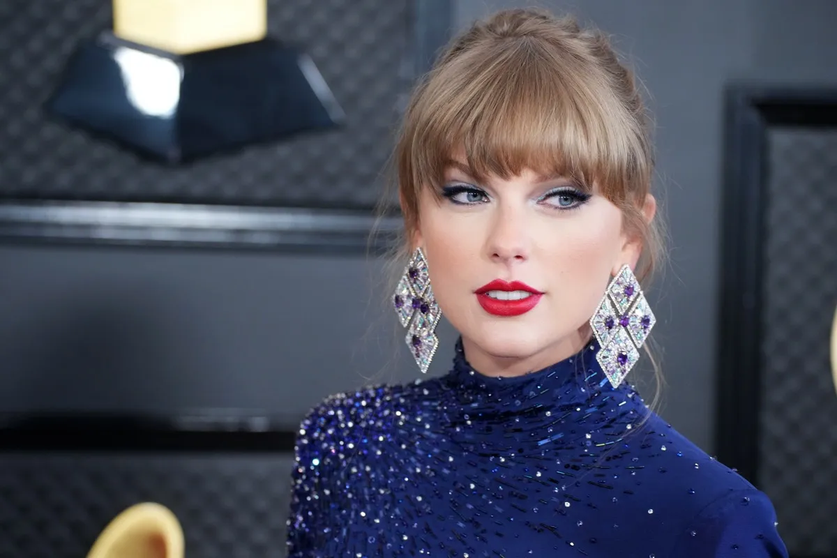 Taylor Swift wears a sparkling blue ensemble to the 2023 Grammy Awards