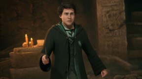 A Slytherin student holds up their wand in Hogwarts Legacy