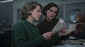 Carrie Coon as Jean Cole and Keira Knightley as Loretta McLaughlin in Boston Strangler.