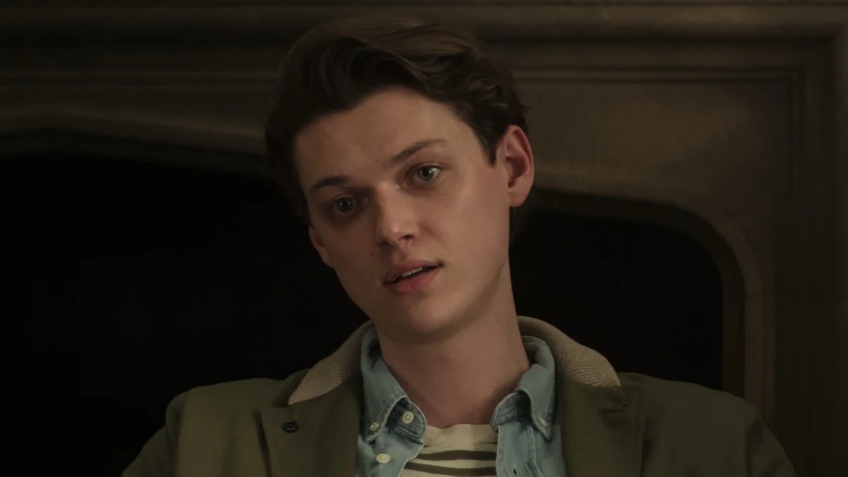 Brad Alexander's Eddie stares blankly in Netflix's 'You'