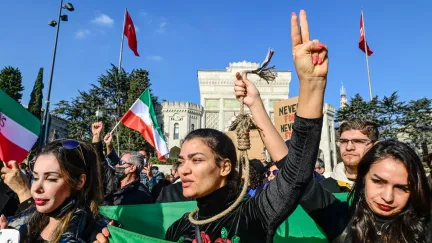 Rally held in Beyazit in support of Iranian protests, as women raise two fingers to the sky