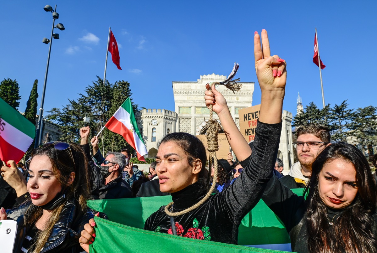 Rally held in Beyazit in support of Iranian protests, as women raise two fingers to the sky