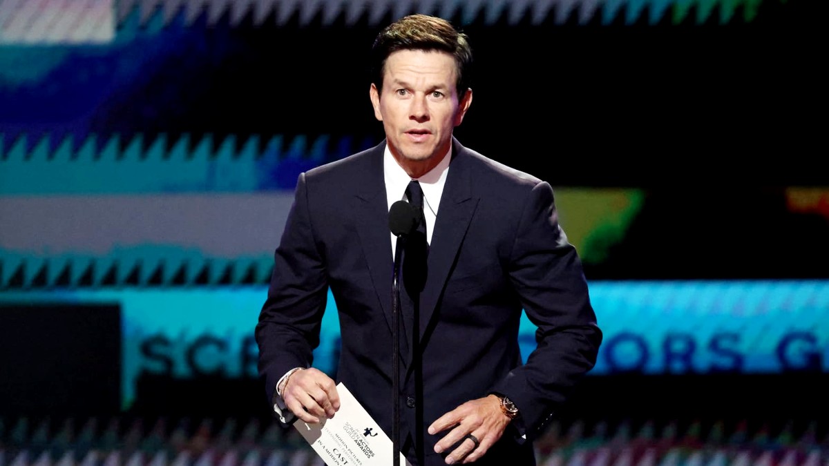 Mark Wahlberg presents the SAG award for Outstanding Performance by a Cast in a Motion Picture to EEAAO