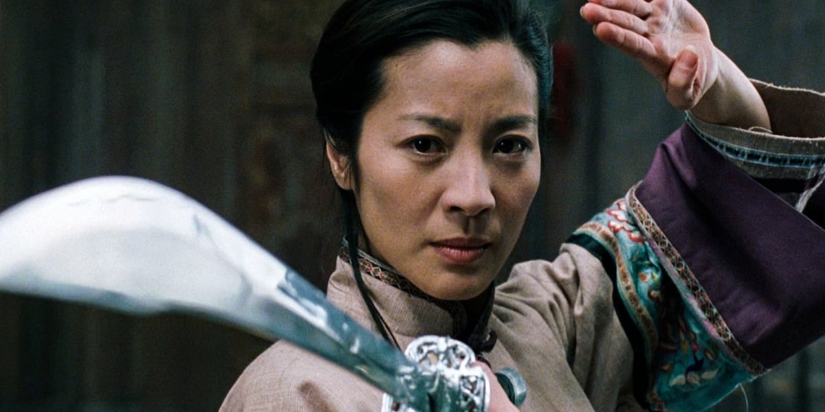 Michelle Yeoh as Yu Shu Lien weilding a broadsword in the film Crouching Tiger, Hidden Dragon
