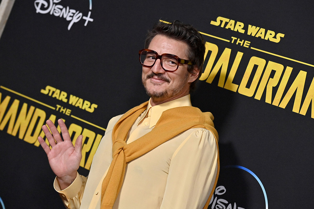 Pedro Pascal with a sweater on the red carpet of The Mandalorian