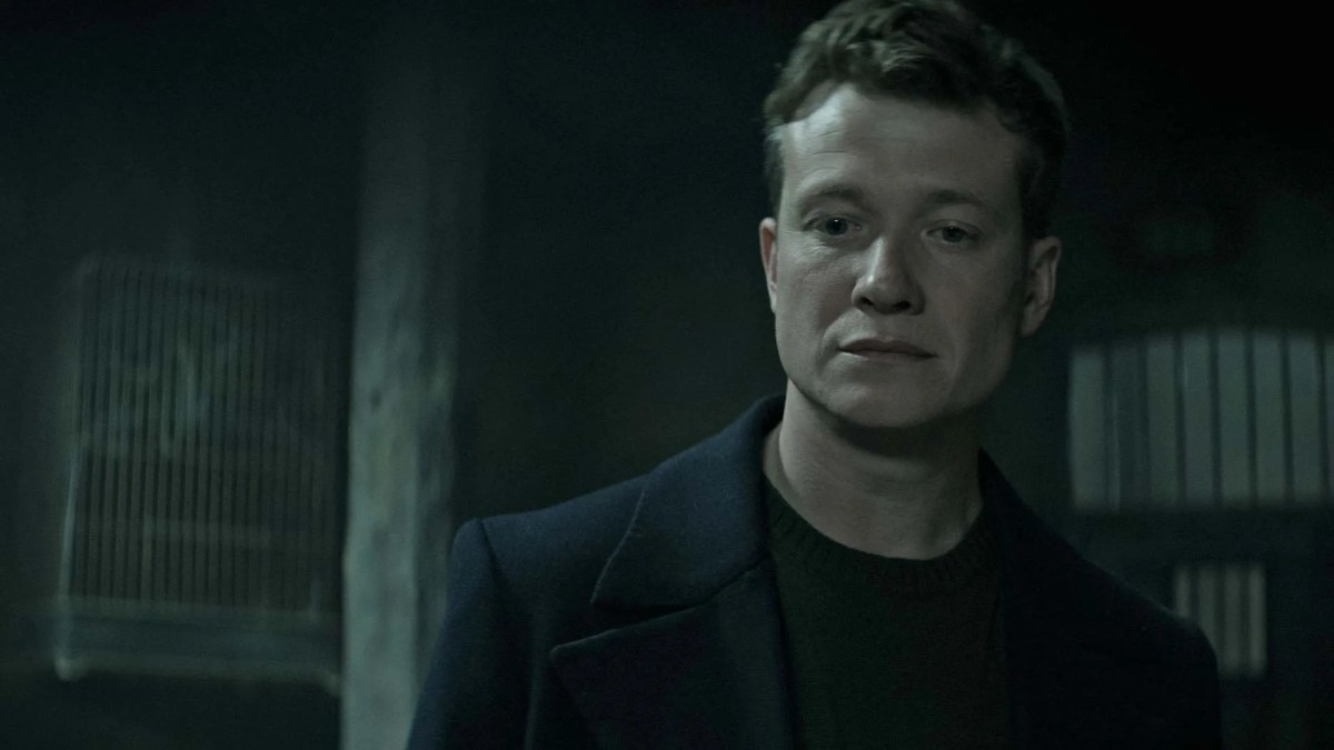 "Rhys" looking disappointed at Joe in You Season 4 part 1