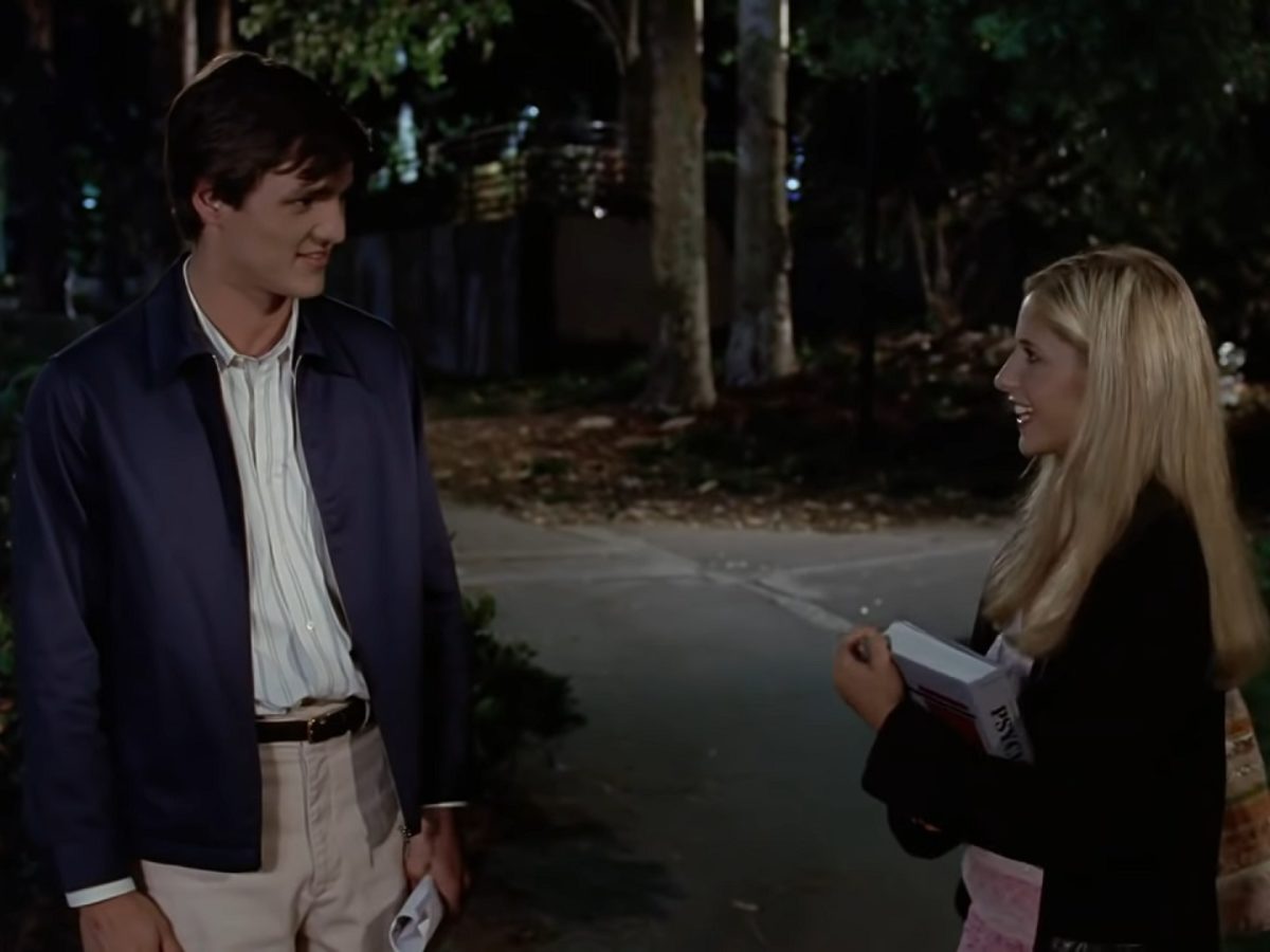 Buffy Summers (Sarah Michelle Geller) talking to Eddie (Pedro Pascal) in school