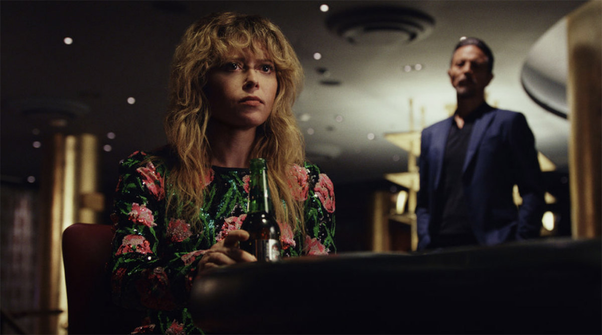 Charlie Cale (Natasha Lyonne) and Cliff (Benjamin Bratt) in a casino in Poker FAce