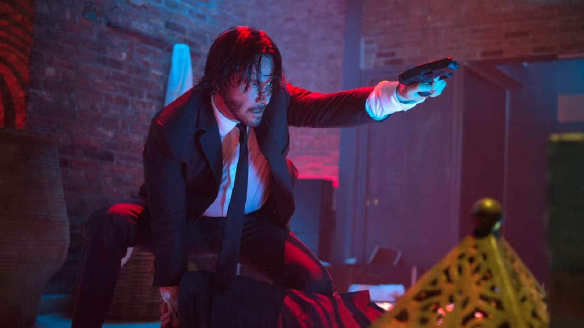 Keanu Reeves aiming a gun in John Wick.