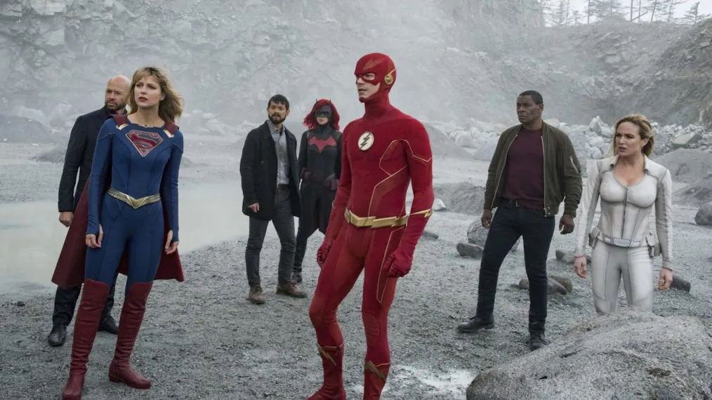 Supergirl and the Flash stand together with different heroes 