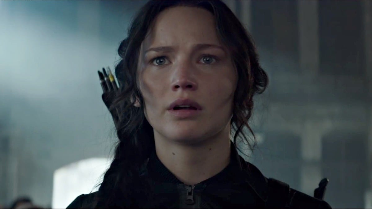 Primo piano di Katniss Everdeen che sembra scioccata