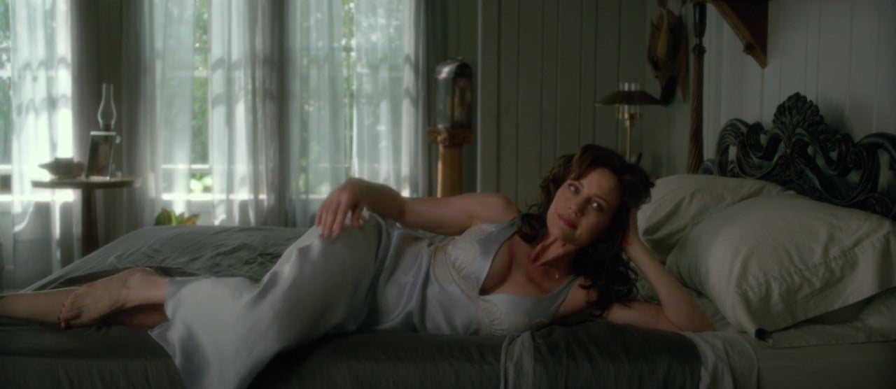 Jessie posing for her husband in Gerald's Game