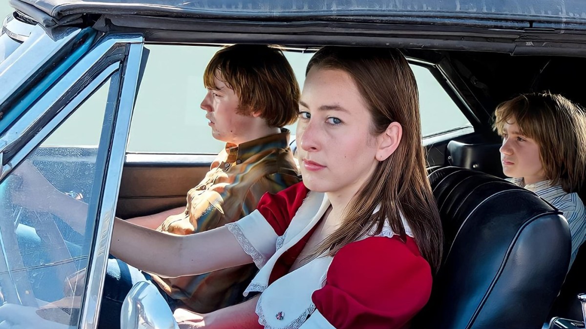 The cast of Licorice Pizza sitting in a car.