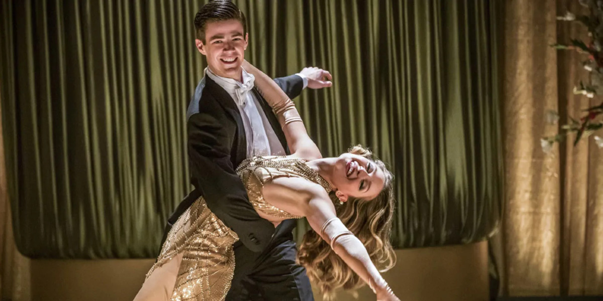 Grant Gustin as Barry Allen and Mellisa Benoist as Kara Zor-El in The Flash season 3, episode 17 "Duet" Arrowerse Crossover episode