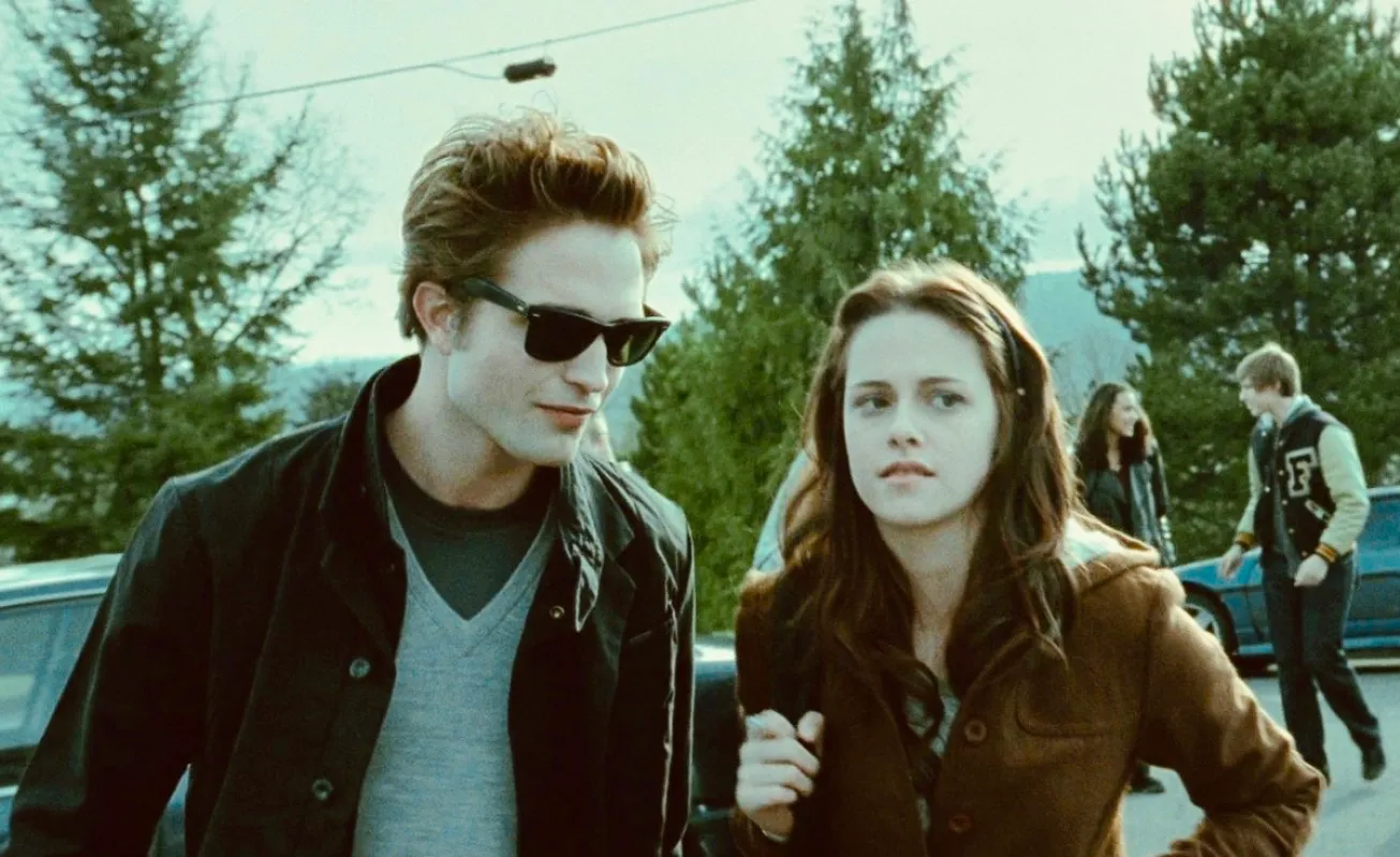 Edward Cullen and Bella Swan, played by Robert Pattinson and Kristen Stewart, arrive at Forks High School in a scene where Edward should most definitely be sparkling and yet he isn't