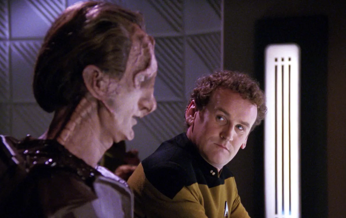 O'Brien sits at a bar with a Cardassian.