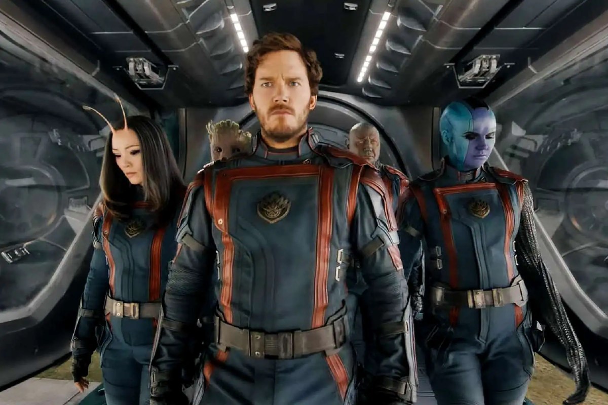 Mantis, Peter, and Nebula walk down a hallway in a spaceship.