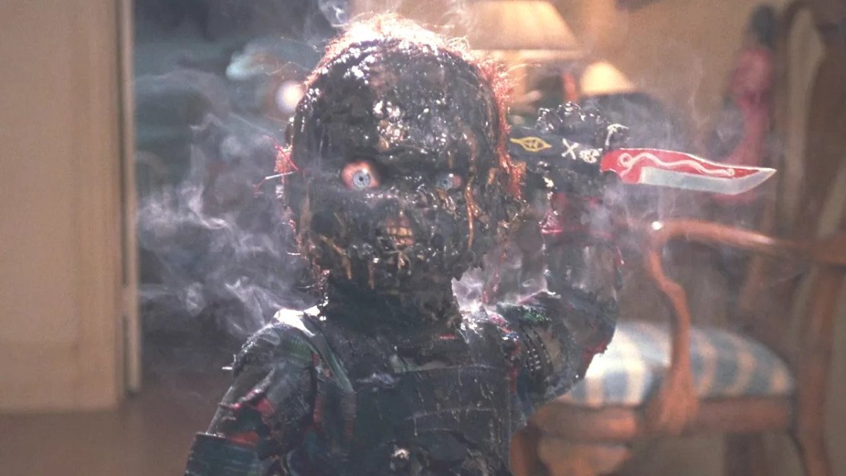 Chucky holding a knife to kill everyone in the apartment in Child's Play