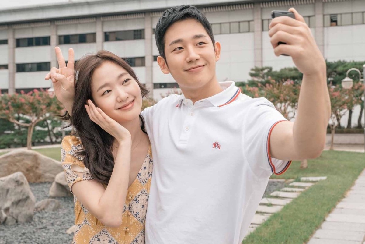 A picture of actors Kim Go-eun and Jung Hae-in in the South Korean romance film Tune in For Love.