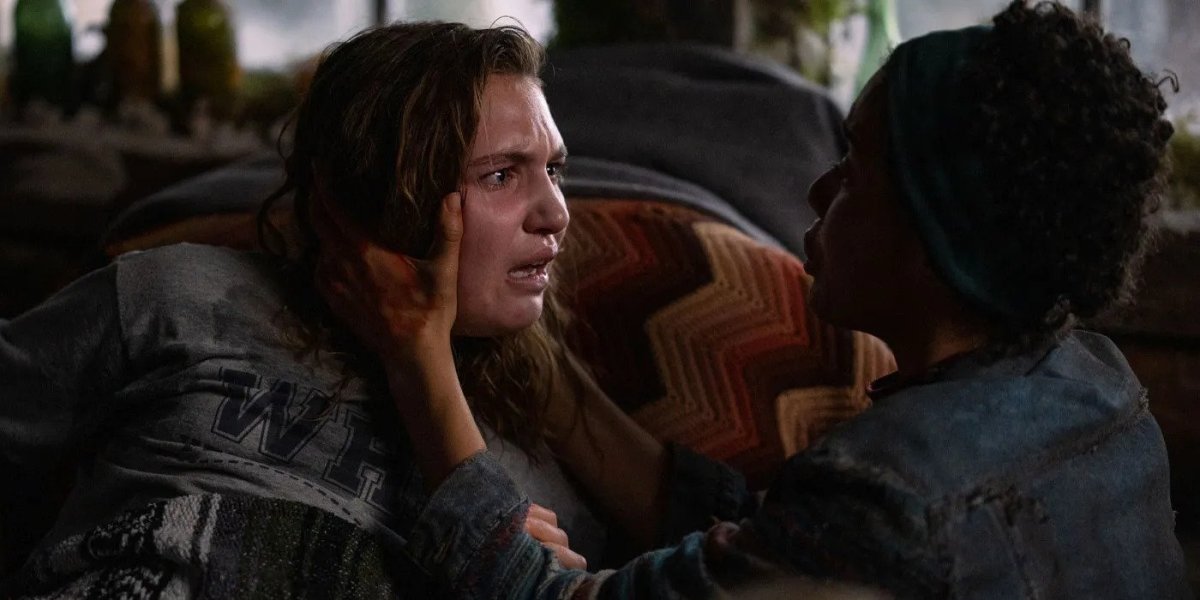 Shauna freaking out while Taissa tries to calm her in Yellowjackets season 2