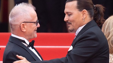 Thierry Fremaux welcomes Johnny Depp on a red carpet.