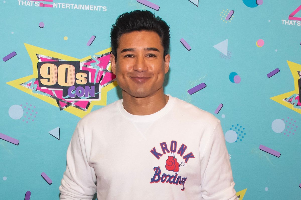 Mario Lopez smirks at the camera on the red carpet for "90s Con"