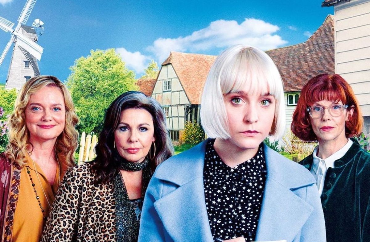 The cast of 'Queens of Mystery': A young white woman with short blonde hair stands in front of three older white ladies, one blonde, one brunette and one redhead.