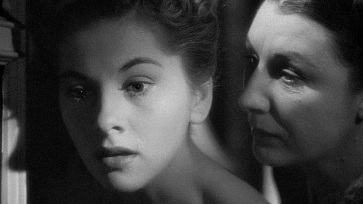 Mrs. de. Winter and Mrs. Danvers talking in Rebecca