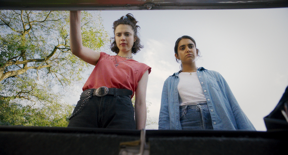 (L to R) Margaret Qualley as "Jamie" and Geraldine Viswanathan as "Marian" in director Ethan Coen's DRIVE-AWAY DOLLS, a Focus Features release. Credit: Courtesy of Working Title / Focus Features