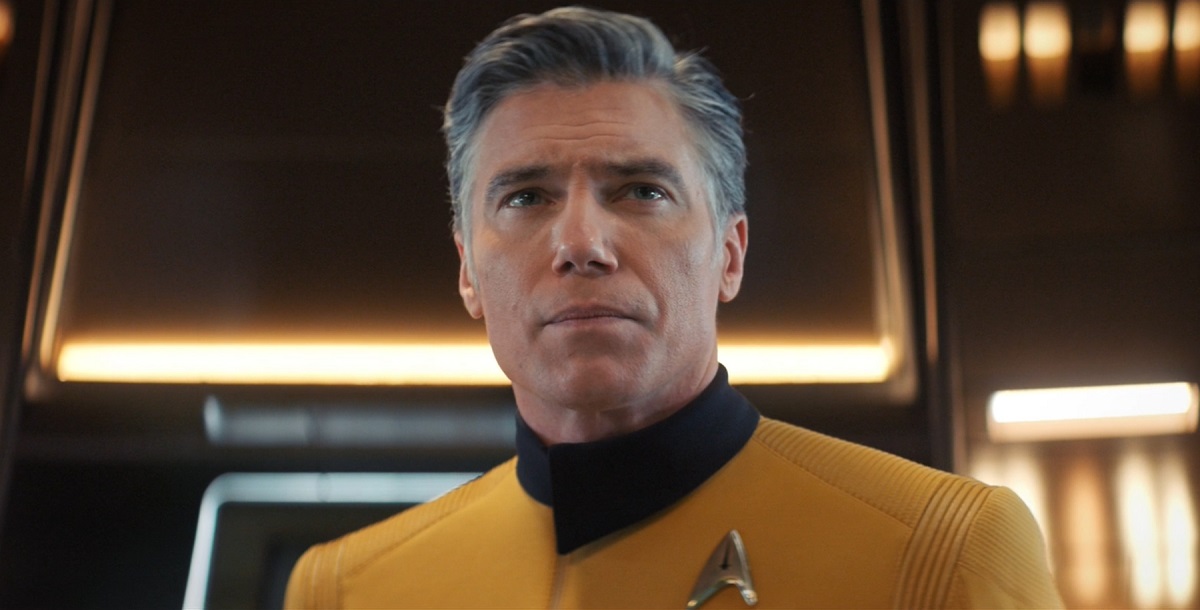Captain Christopher Pike played by Anson Mount in a scene from 'Discovery.' He is a white man with mostly silver salt and pepper hair, wearing a gold Starfleet uniform. He looks concerned.