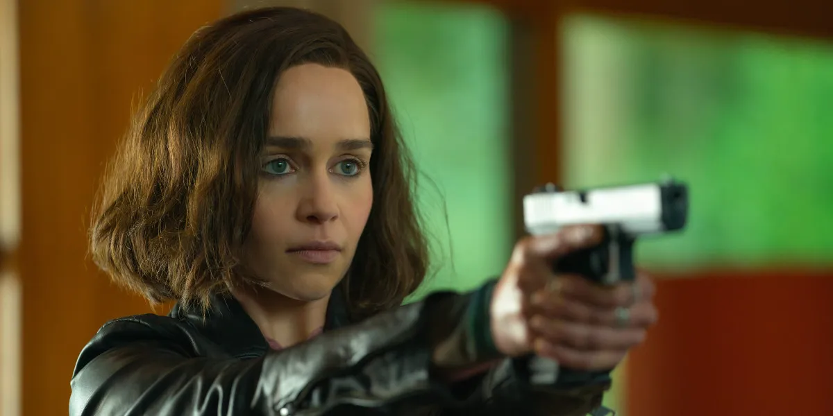 Emilia Clarke as G'iah holding and pointing a gun in Secret Invasion