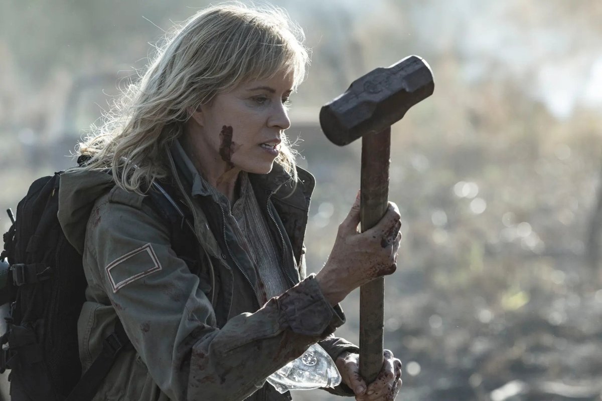 Kim Dickens as Madison Clark holding a hammer in Fear the Walking Dead season 8