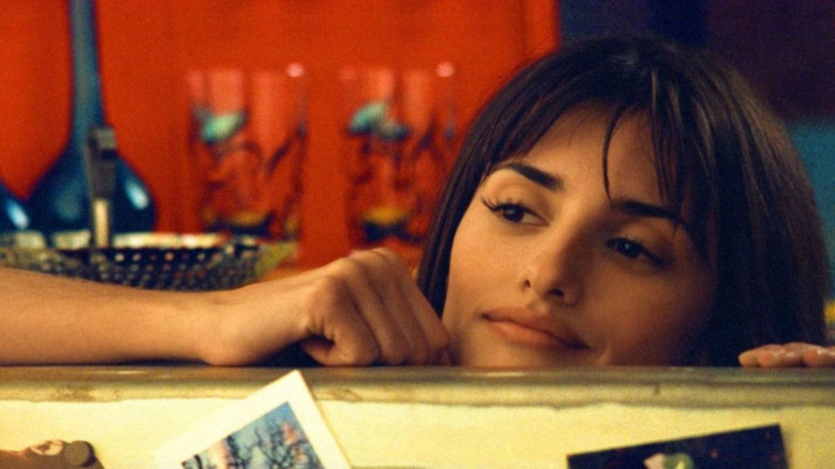 Close up of Penélope Cruz as Sofía in "Open Your Eyes" looking over a ledge with a beautifully quizzical look in her eyes