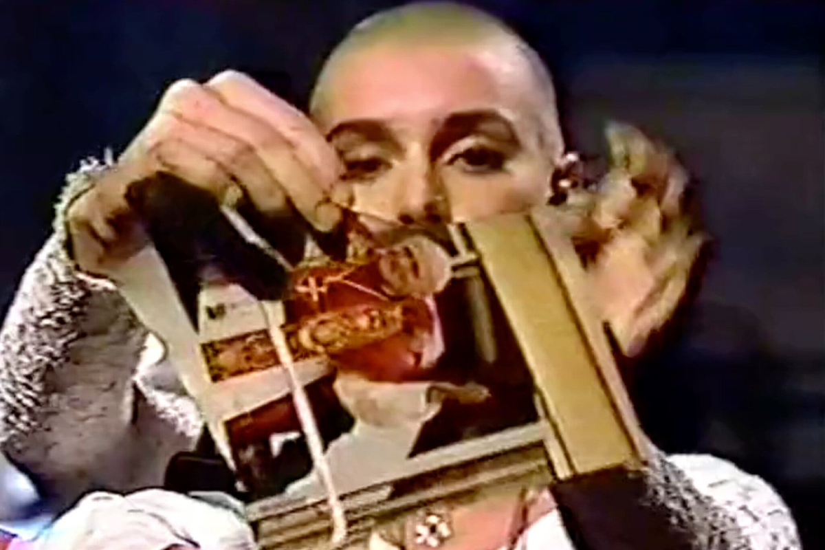 Sinead O'Connor ripping a photo of the pope on SNL in 1992